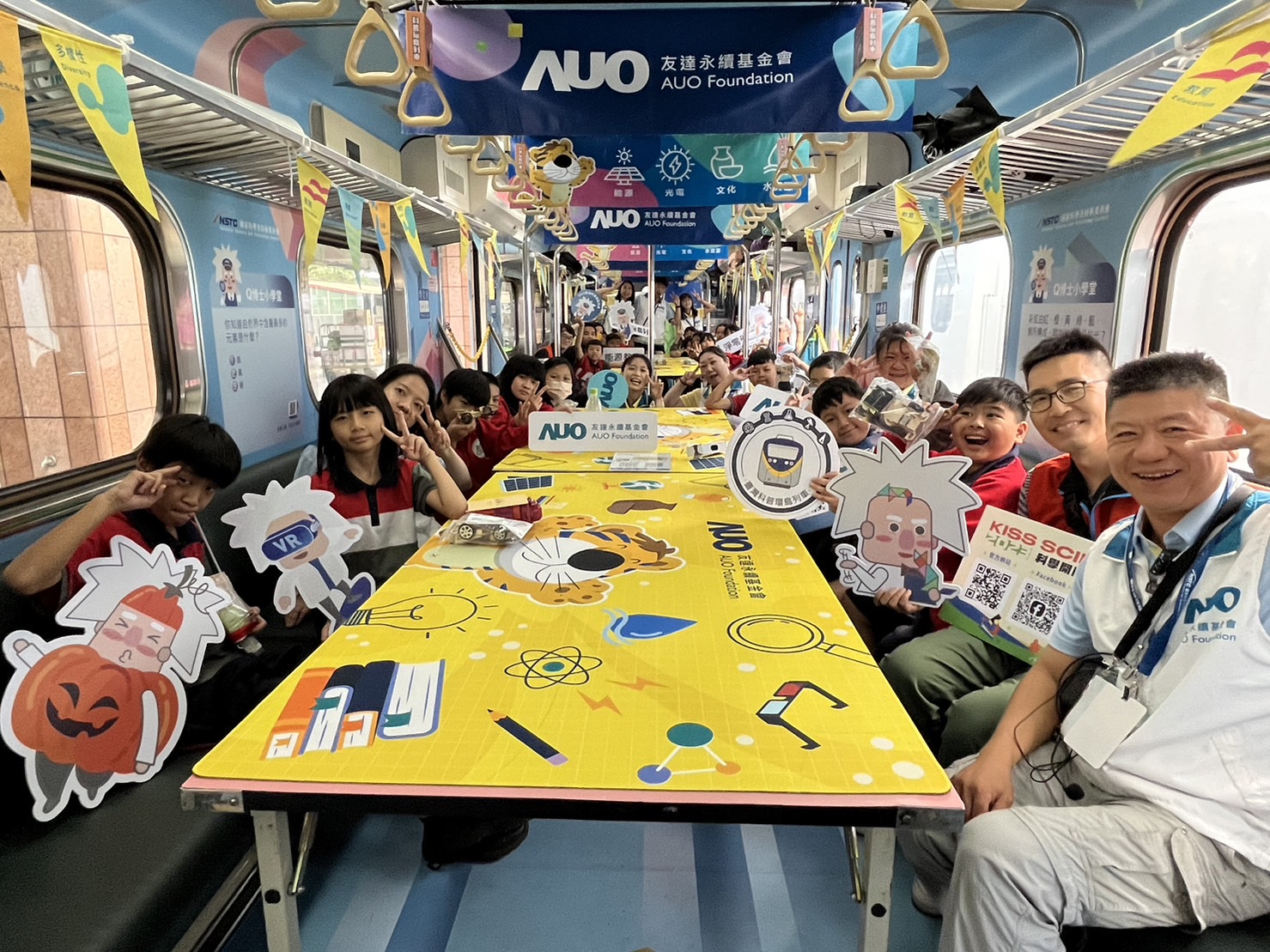DB真人永續基金會參與「臺灣科普環島列車」，設計基礎科學車廂課程，以「淨零碳排和永續能源」為主題，讓學生透過創意實驗認識淨零知識，以及思考生活中的減碳行為