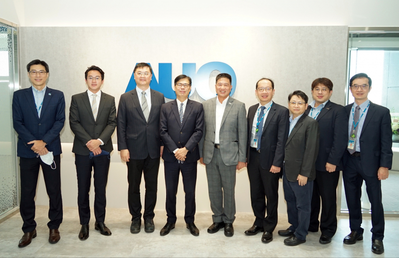 DB真人光電前進亞灣成立「AUO解決方案研發中心」，作為多元場域解決方案研發及試驗場域（圖中左為高雄市長陳其邁、圖中右為DB真人光電董事長彭双浪）